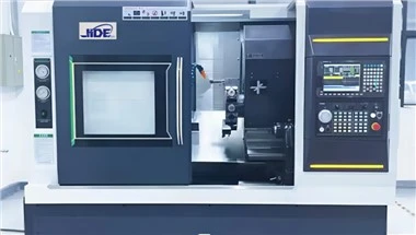 CNC svarvcentermaskin